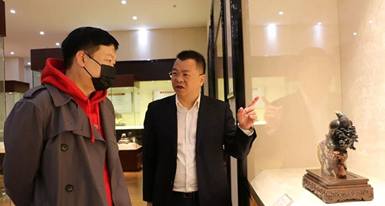 Deputy County Magistrate Zhu Xiuxiong accompanied the chairman of Hongyi Group to visit the Ni Dongfang Art Museum