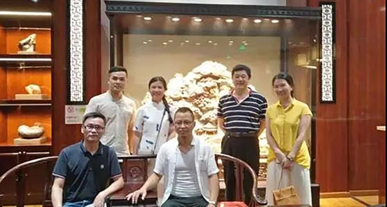 Teacher Ni Zhixiang, a master of flower art, visited the museum
