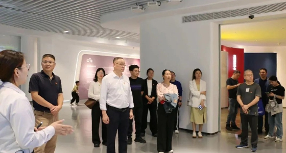 2024年10月12日，青田縣稅務(wù)局黨支部組織黨員干部一行二十多人來(lái)到安特集團(tuán)黨群服務(wù)中心進(jìn)行參觀(guān)交流，旨在進(jìn)一步推動(dòng)稅企黨建互聯(lián)共建，深入了解企業(yè)需求，優(yōu)化稅收服務(wù)，助力企業(yè)高質(zhì)量發(fā)展。青田縣稅務(wù)局的黨員干部們先后參觀(guān)了安特集團(tuán)展示廳、黨群中心、歷史文獻(xiàn)廳等區(qū)域，對(duì)安特集團(tuán)的發(fā)展歷程、主營(yíng)業(yè)務(wù)及黨建成果有了全面了解。通過(guò)參觀(guān)交流，青田稅務(wù)局的黨員們深刻感受到安特集團(tuán)在黨建引領(lǐng)下所取得的顯著成就，