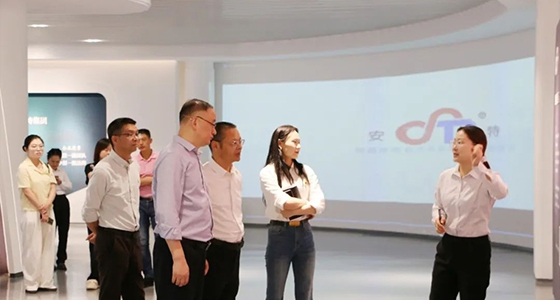 2024年10月17日，麗水市委社工部?jī)尚绿幹車(chē)?guó)勝處長(zhǎng)一行來(lái)到安特集團(tuán)，就企業(yè)黨建工作展開(kāi)深入調(diào)研。青田縣委社工部?jī)尚绿幭嚓P(guān)負(fù)責(zé)人一起陪同調(diào)研。調(diào)研組一行首先參觀(guān)了安特集團(tuán)的展示廳，詳細(xì)了解了安特集團(tuán)的發(fā)展歷程、企業(yè)文化以及在智能制造、特色文旅、跨國(guó)商貿(mào)等領(lǐng)域的綜合布局。在安特黨群服務(wù)中心，調(diào)研組一行詳細(xì)了解了安特集團(tuán)的黨建工作情況。安特集團(tuán)將黨建工作列入企業(yè)發(fā)展戰(zhàn)略來(lái)規(guī)劃，抓黨建就是抓發(fā)展，將黨